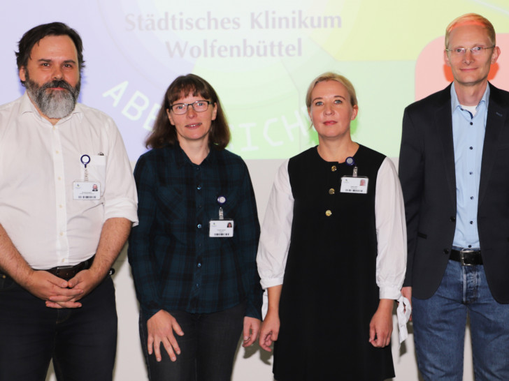 Ulf Glockenthör vom Qualitäts- und Risikomanagement des Klinikums, Annette Seyffert, Apothekerin im Klinikum, Isabel Abel, Stationsleitung in Klinikum und Dr. Christian Gubbe, Oberarzt der Inneren Medizin - Kardiologie im Klinikum (v. li.). Fotos (3): Städtisches Klinikum Wolfenbüttel