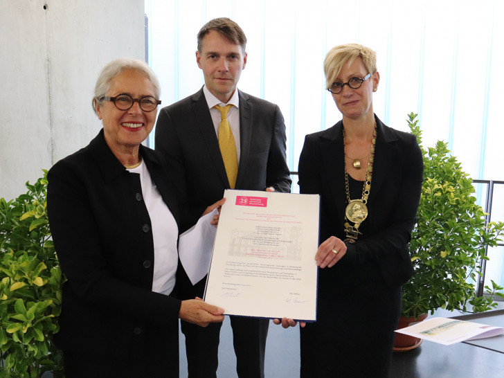 Die Ehrendoktorin Prof. Uta Hassler, Departmentsprecher Architektur, Prof. Alexander von Kienlin und Präsidentin Prof. Anke Kaysser-Pyzalla. TU Braunschweig/Heiko Jacobs