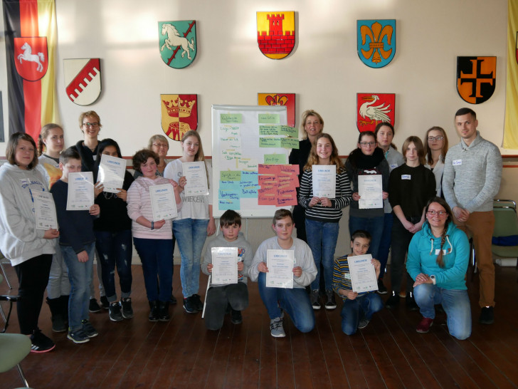 Die neuen TeenScouts präsentieren stolz ihre Urkunden. Foto: Alexander Panknin