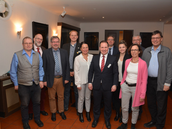 Ein Teil der Mitglieder kam zur Jahresversammlung des Beraternetzwerks E&Z ins Herzog Heinrich am Schützenhaus, ganz vorn der Vorsitzende, Michael Schmitz (Mitte). Foto: Verein
