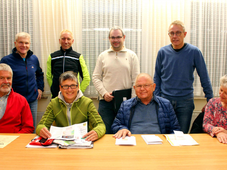 Hintere Reihe von links: Uwe Kuhlmann, Stefan Michalik, Niels Neumann, Werner Bothe. Sitzend von links: Manfred Ciomek, Bettina Börgmann, Horst Neumann undCarmen Michalik. Foto: Bernd-Uwe Meyer
