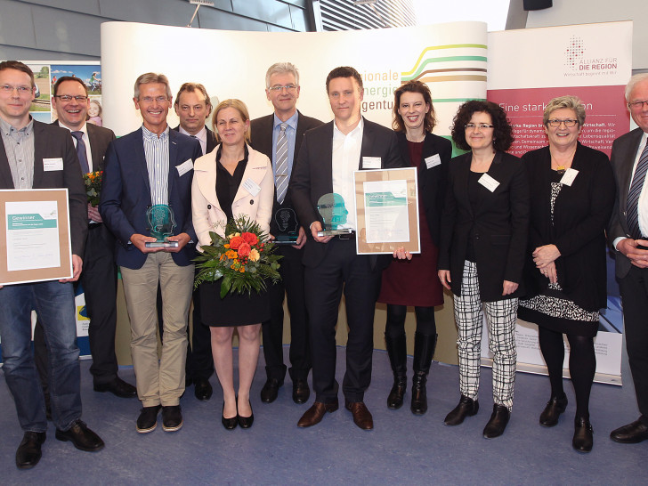 Ausgezeichnet für besonders effizienten Umgang mit Ressourcen (v.l.): Martin Etscheid, Leiter Hoch- und Tiefbau des Landkreises Goslar, Heinz Bock, Leiter Gebäudemanagement des Landkreises Goslar, Regine Körner, erste Kreisrätin des Landkreises Goslar, Klaus-Dieter Sievers, Geschäftsführer der Dr. Graband und Partner GmbH und Henrik Rueß, Geschäftsführer der Ruess GmbH. Außerdem im Bild (v.l.): Thomas Krause, Vorsitzender des Vorstandes der Regionalen Energieagentur e.V., Juryvorsitzender Prof. Dr. Martin Faulstich, Manuela Hahn, stellv. Vorsitzende der Regionalen Energieagentur e.V., Dr. Gabriele Heinen-Kljajić, Niedersächsische Ministerin für Wissenschaft und Kultur sowie Ostfalia-Präsidentin Prof. Dr. Rosemarie Karger und TU-Präsident Prof. Dr. Jürgen Hesselbach. Foto: Allianz für die Region/ Susanne Hübner