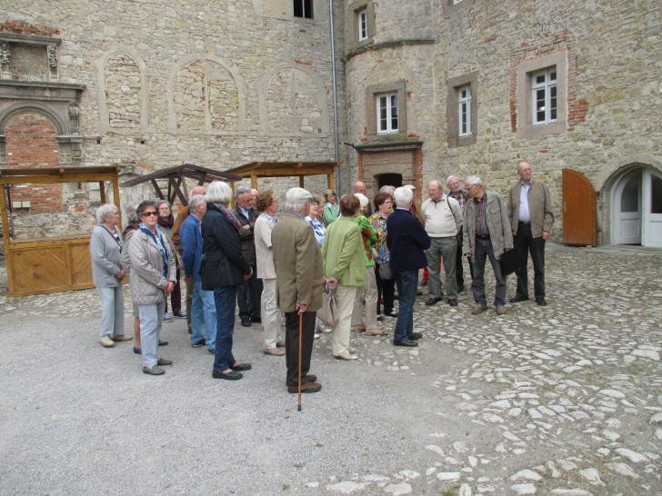 Die CDU Senioren lassen sich durch das Schloss führen. Foto: Privat