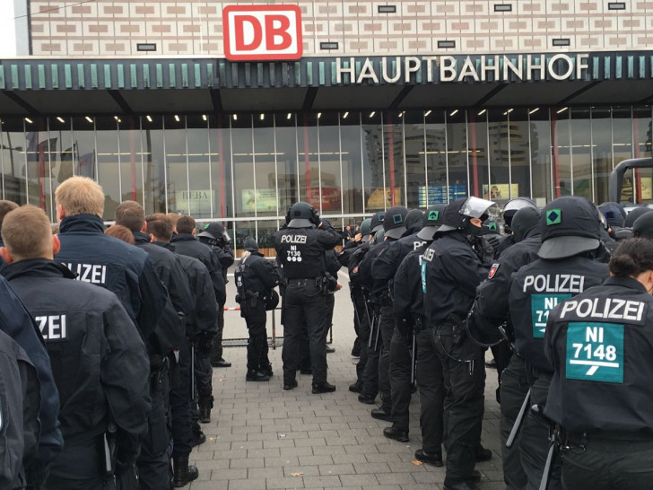 Die Polizei sicherte den Hauptbahnhof umfassend ab. Foto/Video: aktuell24 (BM)