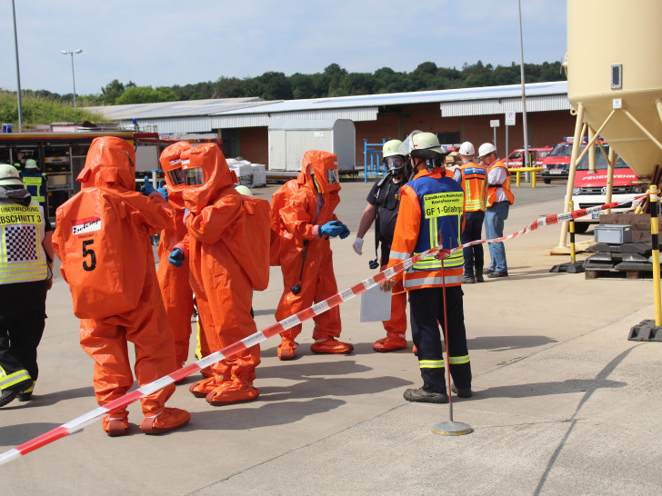 Die Einsatzkräfte wurden mit Chemikalienschutzanzügen ausgerüstet. Foto: Feuerwehr Helmstedt/Andreas Meißner