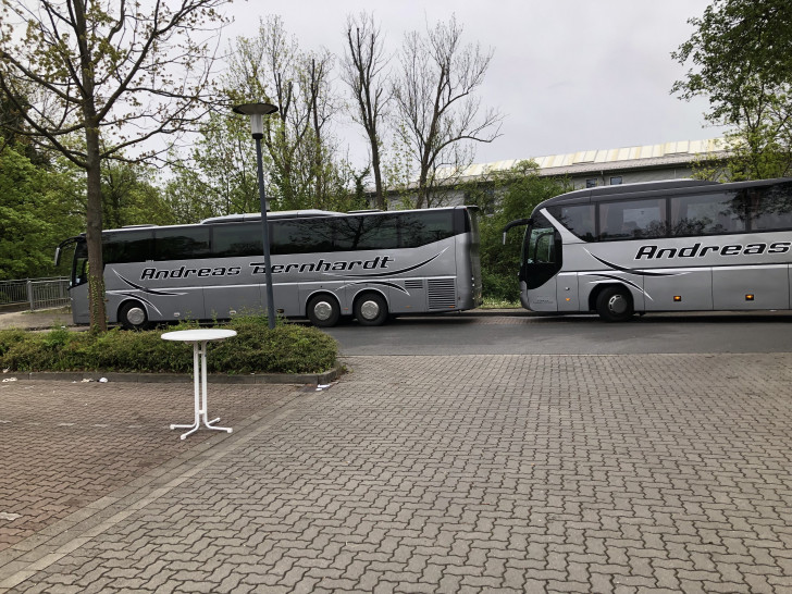 Abfahrt der Busse: Nach ihrem aufregenden Tag im Heidepark fahren die 120 Mitglieder der Jugendfeuerwehren Wolfenbüttel nachhause. Foto: Jugendfeuerwehren Wolfenbüttel