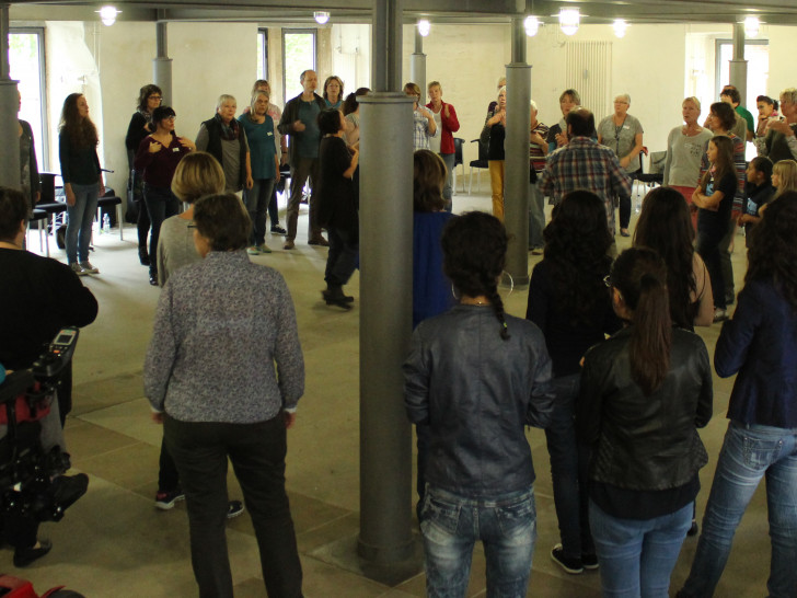 Rund 70 Menschen machen beim "Chor der Weltbürger" gemeinsam Musik. Foto: Privat