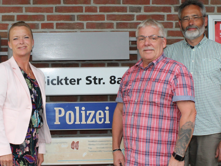 Dunja Kreiser, Thomas Klusmann und Reinhold Briel auf der Polizeiwache in Cremlingen. Foto: SPD