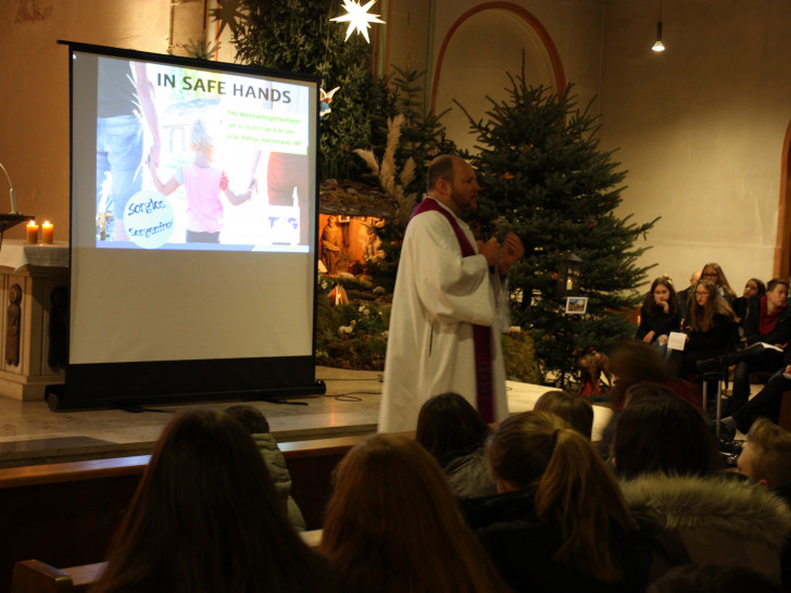 Pfarrer Eggers sprach zu den Jugendlichen über die Kraft, die von Weihnachten ausgeht. Fotos: THG