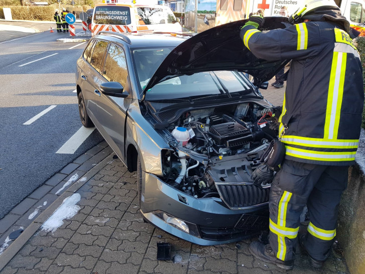 Schlimmer Unfall auf der Salzdahlumer Straße. Foto: Feuerwehr Wolfenbüttel