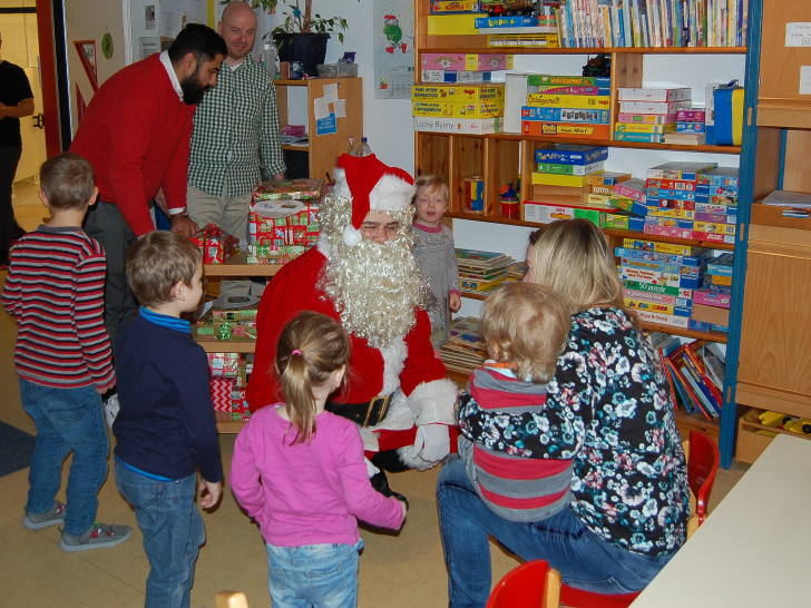 Ronny Thamm überreichte als Weihnachtsmann verkleidet die Geschenke an die Kinder des Lebenshilfe-Kindergartens Siebenstein. Foto: Lebenshilfe
