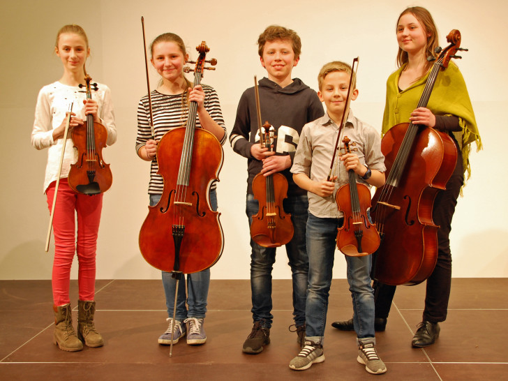 Einige der fünf erfolgreichen Nachwuchsmusiker. Foto: Kreismusikschule Gifhorn