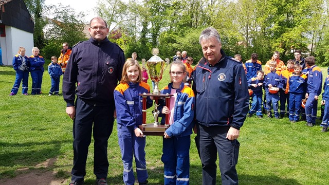 Von links: Stellv. Stadtjugendfeuerwehrwart Karl Rudnik (OF Rühme), Juna und Annabell von der JF Thune, 1. Stellv. Stadtbrandmeister Stephan Kadereit (OF Watenbüttel). Foto: Feuerwehr Braunschweig