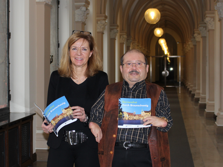 Im Rathaus stellten Dr. Andrea Hanke und Dr. Burkhard Wiegel die aktuelle Broschüre vor. Foto: Nick Wenkel