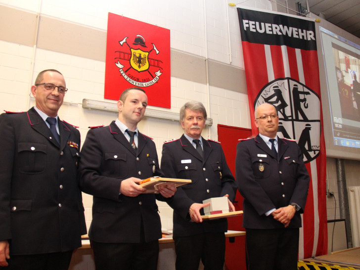 von links: Stadtbrandmeister Christian Hellmeier, Christian Helmers (25 Jahre), Klaus Rosenplänter (40 Jahre) und Ortsbrandmeister Olaf Laue. Foto: Feuerwehr Goslar