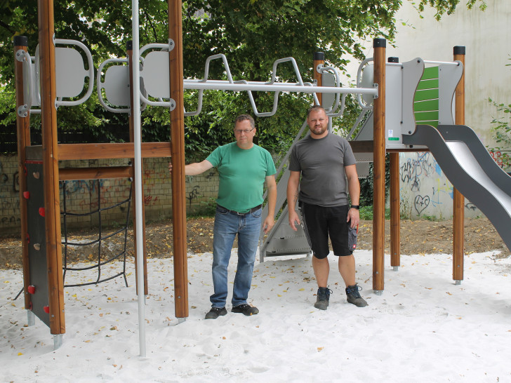 links Guido Kuschenek, Leiter des städtischen Betriebshofes, rechts Mitarbeiter Adrian Jentsch

Foto: Stadt Helmstedt