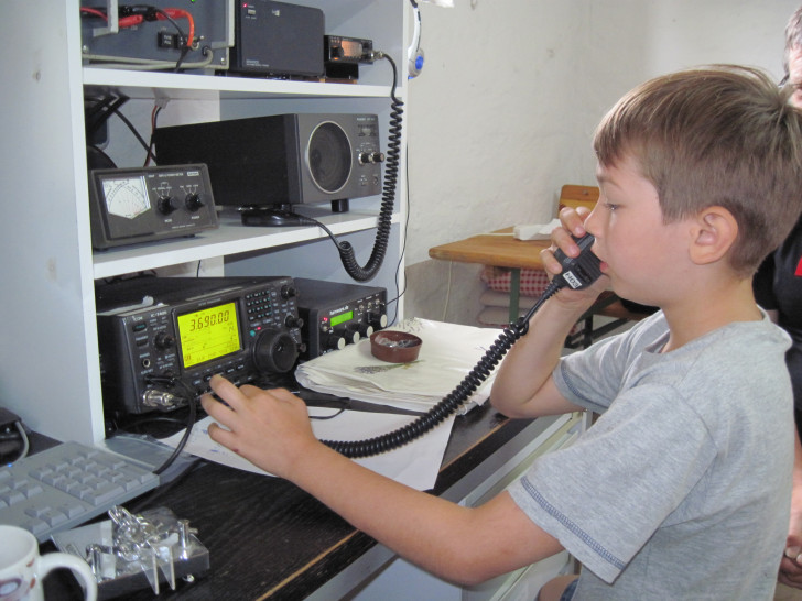 Kinder können beim ADAC-Ortsclub „MSC der Polizei BS“  erste Erfahrungen im Elektronik-Basteln sammeln. Foto: ADAC-Ortsclub „MSC der Polizei BS“