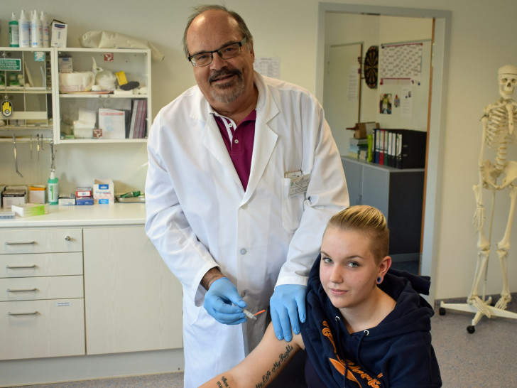 Dr. Stefan Müller-Dechent, Leiter des Gesundheitsamtes der Stadt Salzgitter, impft Alicia Bogdenand. Foto: Stadt Salzgitter