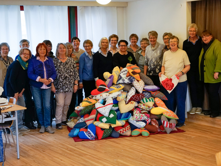 Die Teilnehmerinnen des Workshops mit 200 Kissen, die von ihnen genäht wurden. Foto: Privat