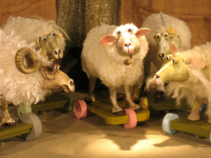 Das Theater Fadenschein zeigt "Schwarze Schafe leben besser". Foto: Theater Fadenschein