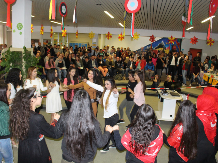 Tag der Kulturen an der Erich Kästner-Hauptschule. Schüler präsentieren den Halay, einen türkischen Volkstanz und sorgen für einen kleinen Flashmob. Fotos: Max Förster