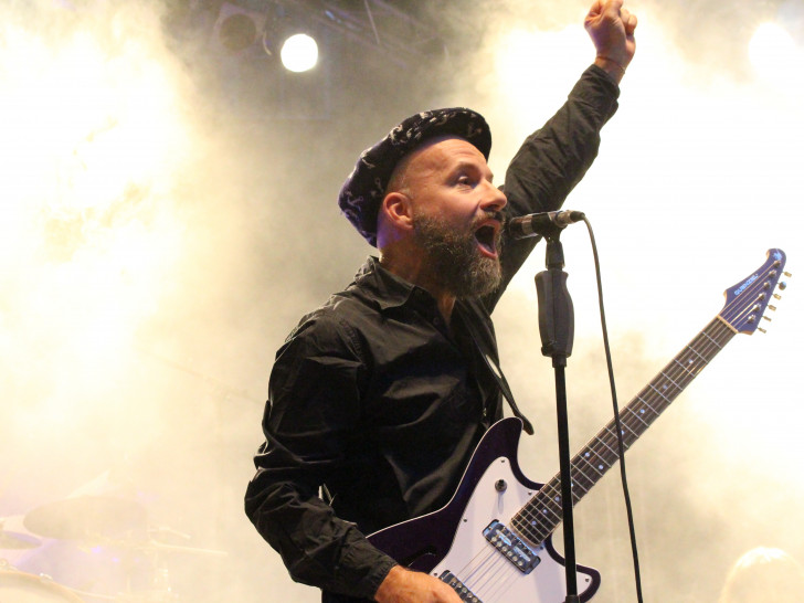 Shantel bringt das Publikum mit Balkan-Pop-Klängen zum Tanzen und Springen. Fotos: Max Förster