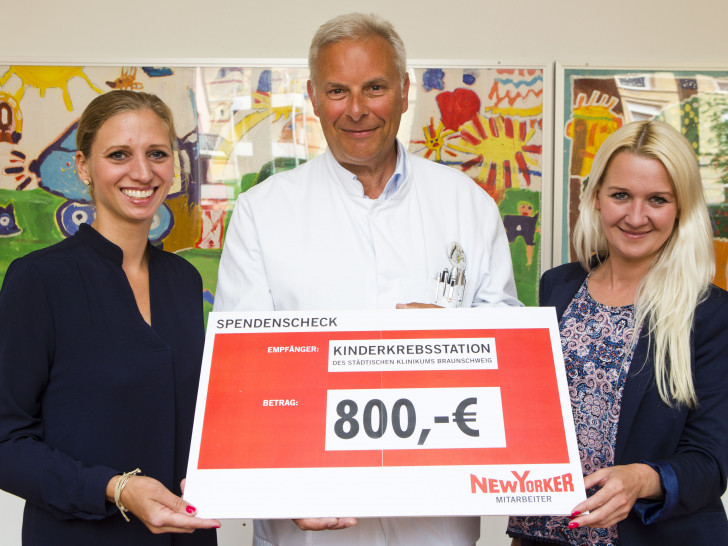 Die New Yorker-Mitarbeiter spendeten 800 Euro an die Kinderkrebsstation. Foto: Klinikum/Scheibe