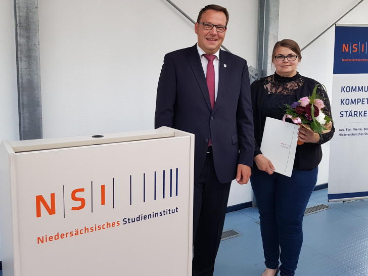 Samtgemeindebürgermeister Gero Janze gratulierte Nicole Lohse. Foto: Samtgemeinde Grasleben