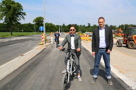 VWI-Projektleiter Achim Spehr (r.) auf dem neuen Radweg. Foto: VWI