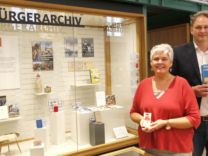 Museumsleiterin Dr. Sandra Donner und Kurator Markus Gröchtemeier vor der Vitrine des Bürger Archivs. Foto: Stadt Wolfenbüttel