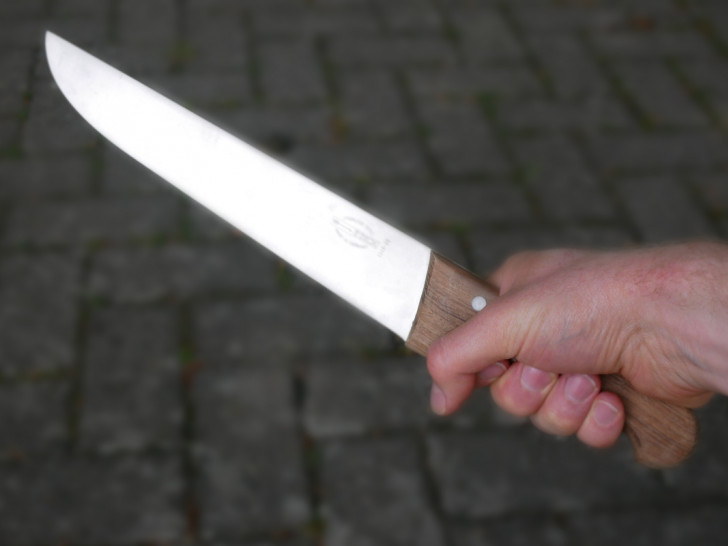 Mit dem Messer griff der 18-jährige Täter an. Symbolfoto: Alexander Panknin