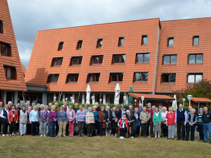 Teilnehmer der Schlesischen Kulturtage vor dem Jugendgästehaus in Duderstadt. Foto: Helmut Sauer / Privat