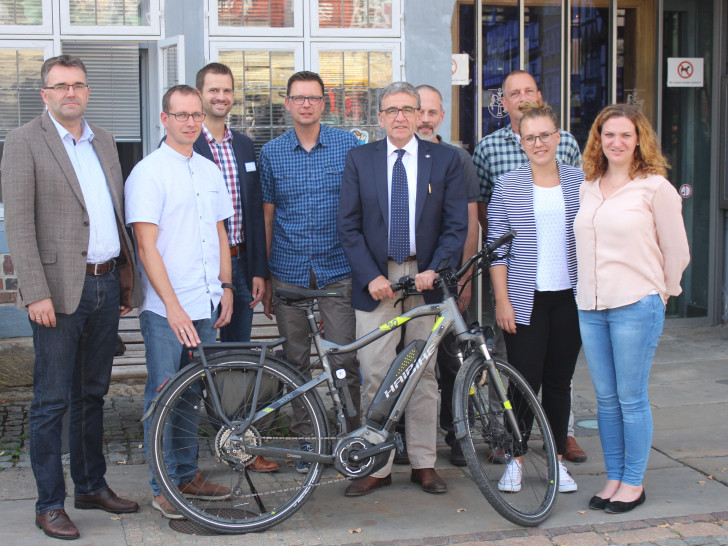 Die Projektteilnehmer von links nach rechts: Thomas Vogel, Benjamin Kämpfe, Christian Keunecke, Carsten Richter, Bürgermeister Thomas Pink, Sven Strube, Christoph Löher, Lisa Kröger und Valerie Dubiel. Foto: Janosch Lübke