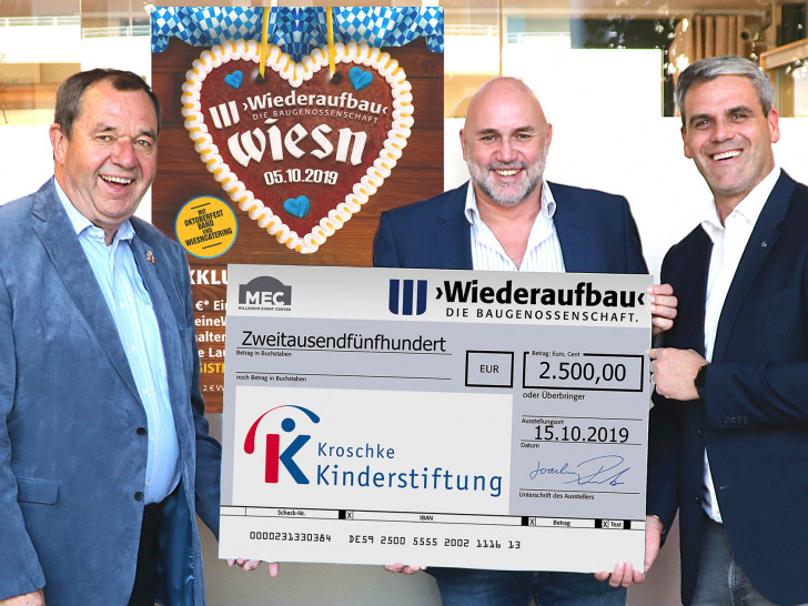 Rouven Hartmann, Geschäftsführer MEC GmbH (2.v.l.) und Dshay Herweg, Marketingleiter ›Wiederaufbau‹ eG (rechts im Bild), überreichten Gerd-Ulrich Hartmann, Geschäftsführer und Vorstand der Kroschke Kinderstiftung (links) den symbolischen Spenden-Scheck. 
Foto: ›Wiederaufbau‹ 