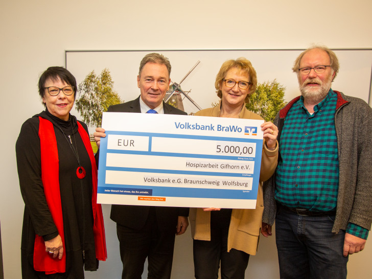 Thomas Fast, Leiter der Direktion Gifhorn von der Volksbank BraWo (2. v. li.), übergibt die Spende an Dr. Dagmar Borkowsky, Ingrid Pahlmann und Pastor Georg Julius von der Hospizarbeit Gifhorn.