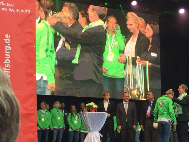 Als Mannschaft ehrt die Stadt in besonderer Weise die Profifußballerinnen der 1. Frauenmannschaft des VfL Wolfsburg. Foto: Nino Milizia