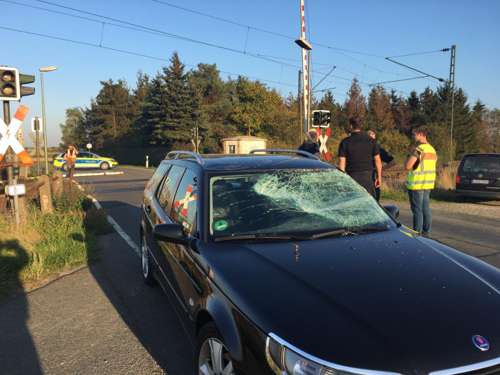 Das Auto war nach dem Zusammenstoß beschädigt. Der Fahrer blieb unverletzt. Fotos: aktuell24/Benjamin Müller