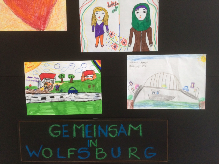 Die Bilder der Kinder werden im Rathaus ausgestellt. Foto: Stadt Wolfsburg