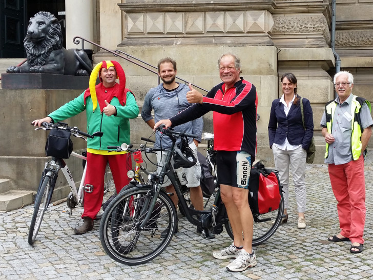Kaum aus Schöppenstedt in Wolfenbüttel angekommen, stand für den Gast aus Belgien ein Besuch der HAB auf dem Programm. V. l.: Till Eulenspiegel (Dag Wachsmann), Blogger Bjorn Troch, Lothar Falkenberg (Mitradler aus Schöppenstedt), Antje Dauer (Pressesprecherin der HAB) und Stadtführer Dr. Wolfgang Heinzel. Foto: Stadt Wolfenbüttel