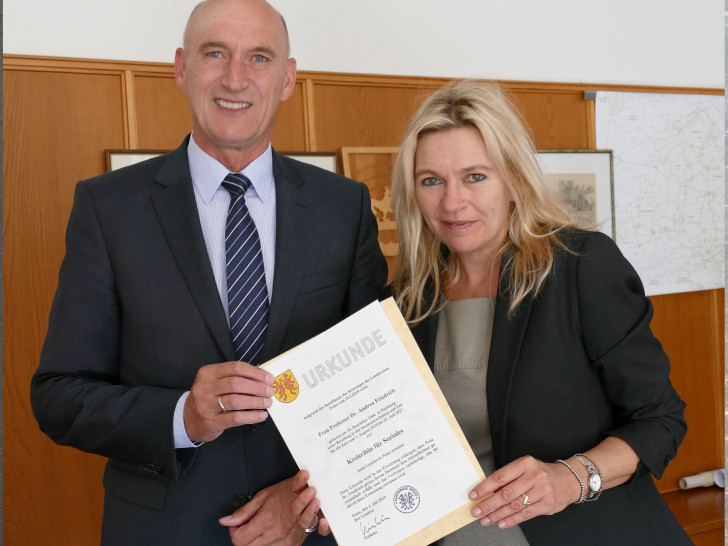 Dr. Andrea Friedrich erhielt am Donnerstag ihre Ernennungsurkunde zur Kreissozialdezernentin von Landrat Franz Einhaus. Foto: Landkreis Peine 