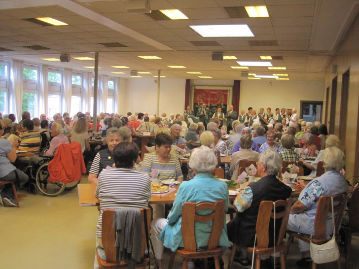 Seniorinnen und Senioren trafen sich zum Seniorenkaffee im "Heinrich". Foto: Privat