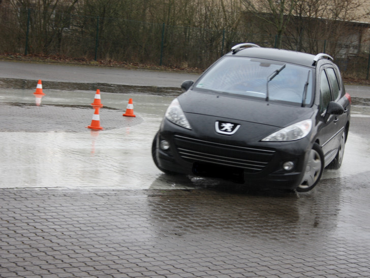 Wie sich ein Auto in Extremsituationen verhält und wie Fahranfänger darauf reagieren sollten, wird im Rahmen des Fahrsicherheitstrainings vermittelt. Foto: Landkreis Goslar