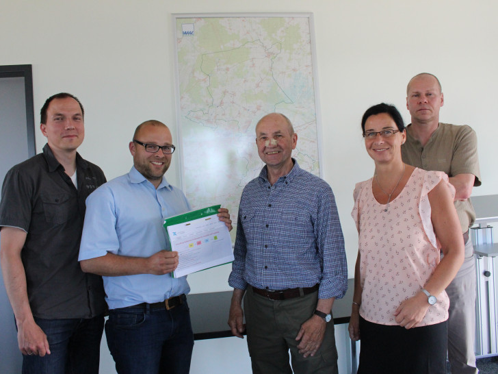 Tim Reinemann und Stefan Georg (v. l.) haben 517 Unterschriften gesammelt, die sie im Beisein von Veronika Koch (Bürgermeisterin Grasleben) und Karl-Peter Ludwig (Verbandsvorsteher) WVV) an WVV-Geschäftsführer Stefan Schmidt übergaben. Foto: Eva Sorembik