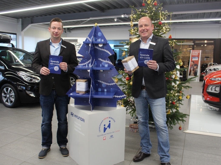 Christoph Effe (Verkauf) und Geschäftsführer Holger Bormann (re.). rufen dazu auf, an der Kerzenbastelaktion teilzunehmen. Foto: Alexander Dontscheff