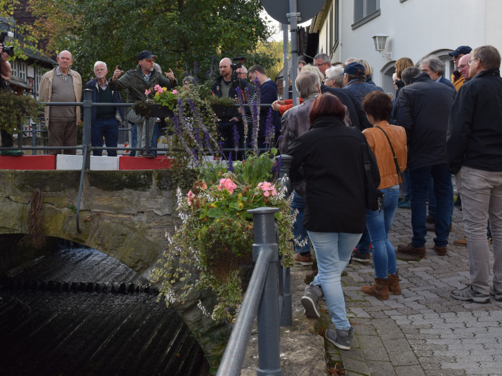 Thomas Moll berichtet interessierten Bürgerinnen und Bürgern im Rahmen der Begehung entlang der Abzucht über die geplanten Maßnahmen der Stadtverwaltung (Foto: Stadt Goslar) 