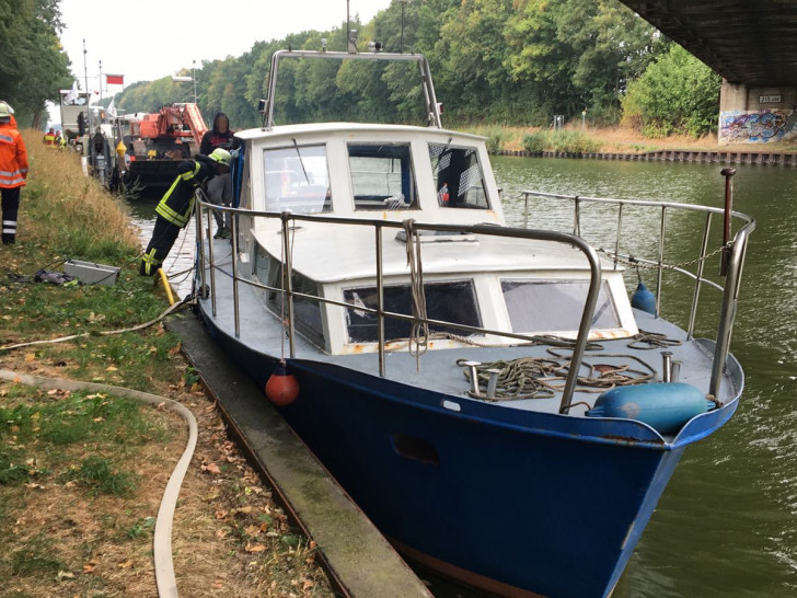Das Boot wurde von der Feuerwehr vor dem Sinken gerettet. Fotos: aktuell24/Kr