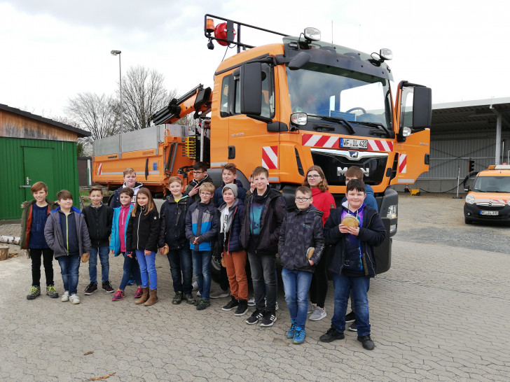 Die Kinder beim Besuch der Straßenmeisterei Ilsede. Foto:  Niedersächsische Landesbehörde für Straßenbau und Verkehr