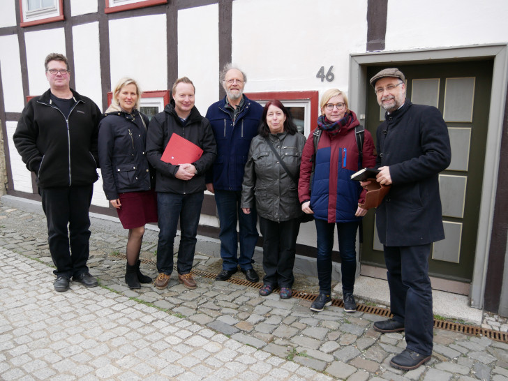 Die Gifhorner Landtagsabgeordnete Imke Byl (2. v. re.) informierte sich in Hornburg über Klimaschutz im Fachwerkbau. Foto: Bündnis90/Die Grünen