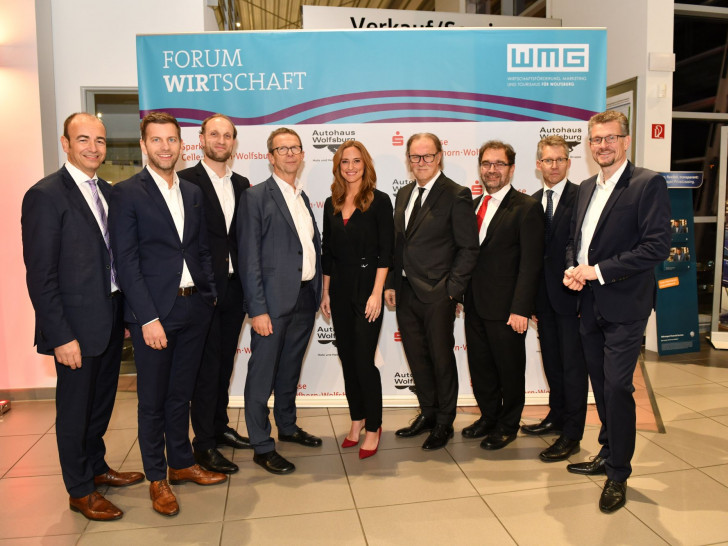 Zum Netzwerkabend in der Automeile Wolfsburg trafen sich: (v.l.) Sparkassenvorstandsvorsitzender Stefan Gratzfeld, Geschäftsführer der WMG Dennis Weilmann und Jens Hofschröer, Oberbürgermeister Klaus Mohrs, Moderatorin Anna Fleischhauer, Aufsichtsratsspitze der WMG Harald Vespermann und Sabah Enversen, Stadtwerke-Vorstand Dr. Frank Kästner und Geschäftsführer des Autohauses Hotz und Heitmann GmbH & Co. KG Ralph Buchweitz.​ 

Foto: WMG