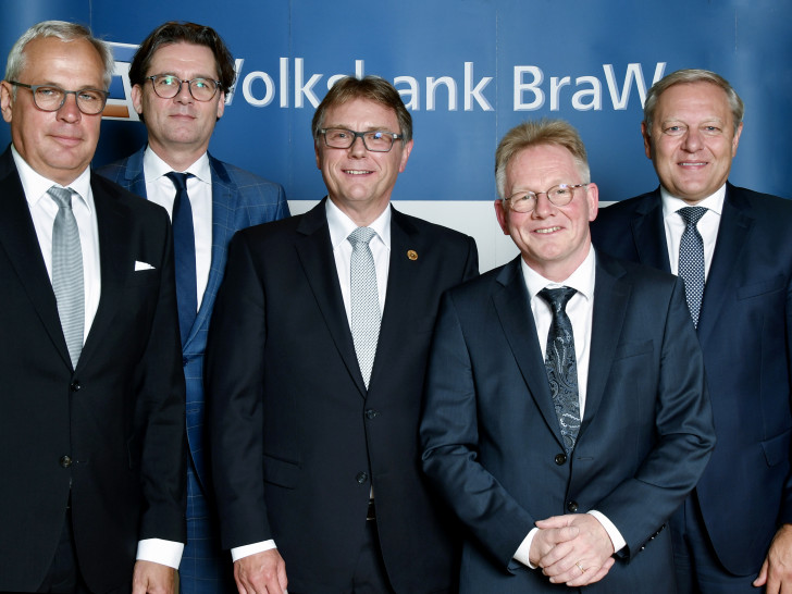 Aufsichtsratsvorsitzender Torsten-Armin Kietzmann sowie die Vorstandsmitglieder Mark Uhde, Ralf Schierenböken und Jürgen Brinkmann verabschieden Michael F. Müller (Mitte) in den wohlverdienten Ruhestand.